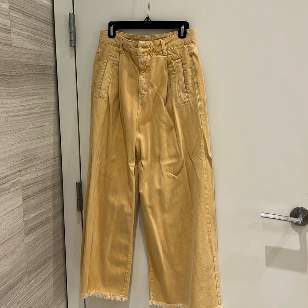 Closed Jean with fray bottom